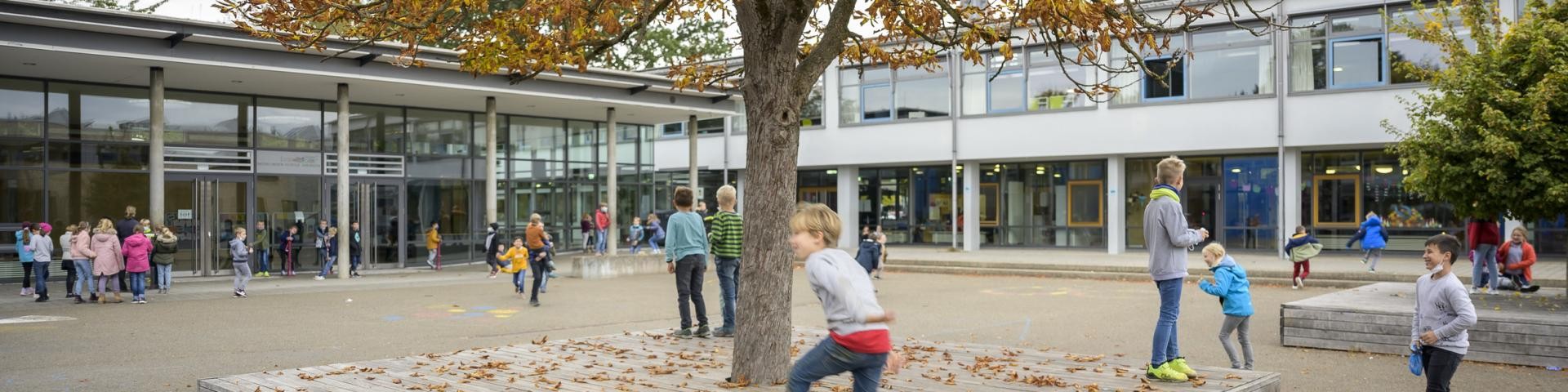 Schulhof Schulhof mit Schülern